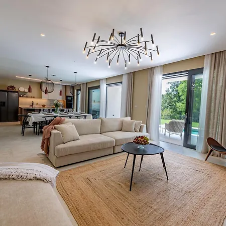 Castanea S Bazenom, Jacuzzijem, Saunom Villa Heki