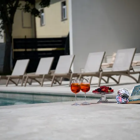 Castanea S Bazenom, Jacuzzijem, Saunom Villa Heki