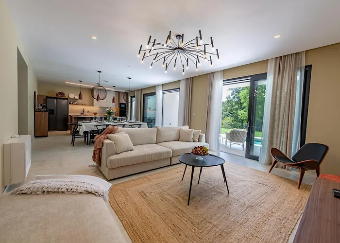 Castanea S Bazenom, Jacuzzijem, Saunom Vila Heki