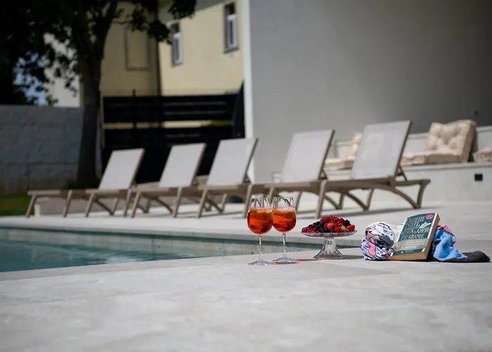 Castanea S Bazenom, Jacuzzijem, Saunom Vila Heki